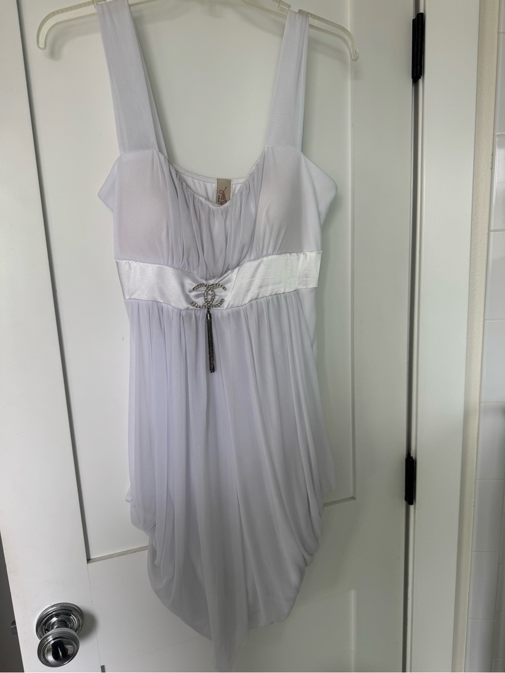Women’s White Satin-Trim Chemise with Embellished Waist brooch